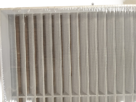 Kratka wentylacyjna 28*28 z siatką skośną i żaluzją.